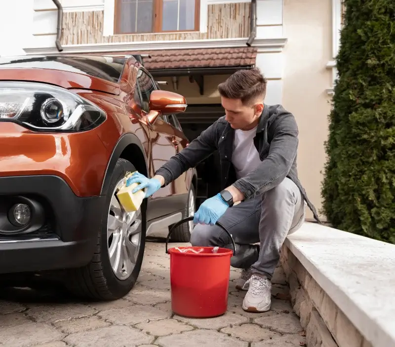 Lavage auto à domicile Eguisheim : professionnel intervenant sur un véhicule
